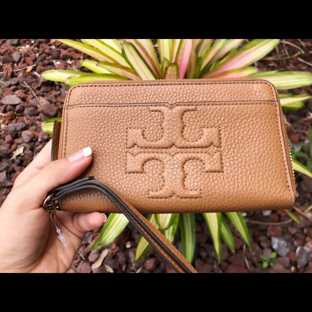 Gaby’sBags👜💕Tory BurchT Logo Phone Wristlet Bark - Picture 2 of 7